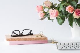 laptop i róże
